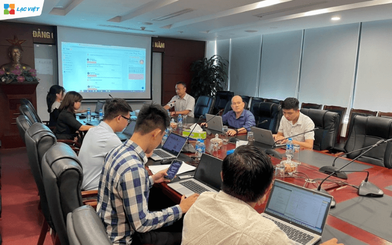 Đại diện Lạc Việt và Vietlott trao đổi trong buổi làm việc về dự án triển khai giải pháp Văn phòng số LV-DX