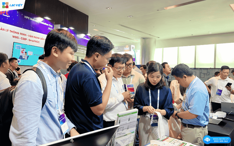 Lạc Việt giới thiệu các giải pháp ứng dụng Trí tuệ nhân tạo tại khu vực triển lãm, thu hút sự quan tâm của nhiều doanh nghiệp tham dự.