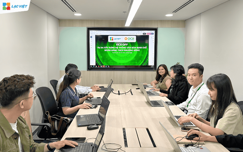 Đại diện Lạc Việt và OCB tại lễ khởi động dự án xây dựng hệ thống văn bản định chế, ngày 22/9/2025