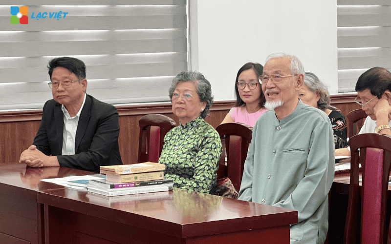 Vợ chồng Tiến sĩ Nguyễn Nhã - Đại diện Tạp san Sử địa tại sự kiện ra mắt ứng dụng XuavaNay