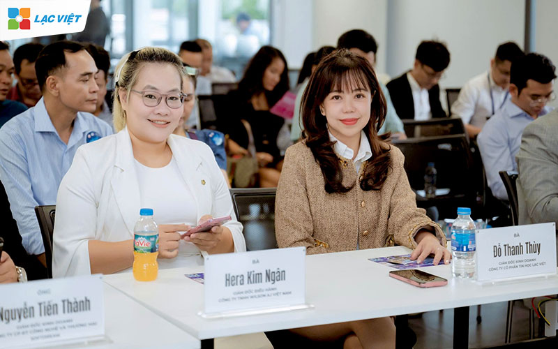 Bà Đỗ Thanh Thùy (bên phải) - Đại diện Lạc Việt tại Hội thảo “Bí quyết Chuyển đổi cho SMEs & Hộ kinh doanh - Hiện đại hóa bán hàng & chủ động tuân thủ Luật thuế mới”