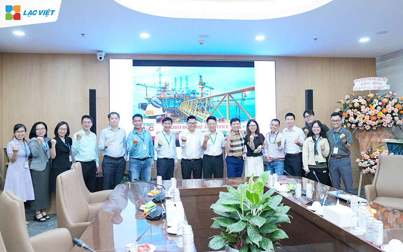 Đội ngũ dự án Lạc Việt và PTSC M&C thể hiện quyết tâm đồng hành triển khai thành công hệ thống.